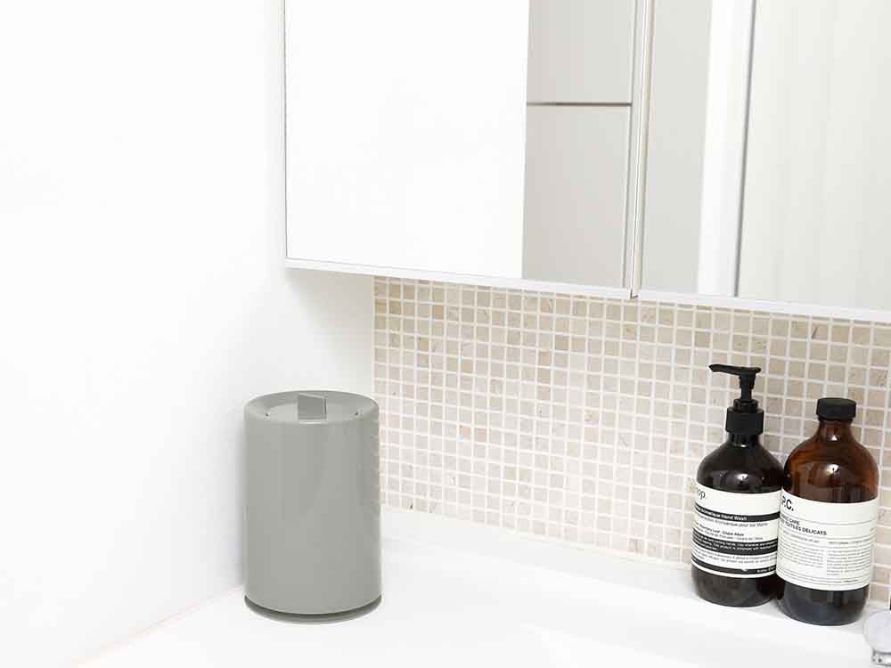 黒色の蓋付き丸型ミニダストボックス