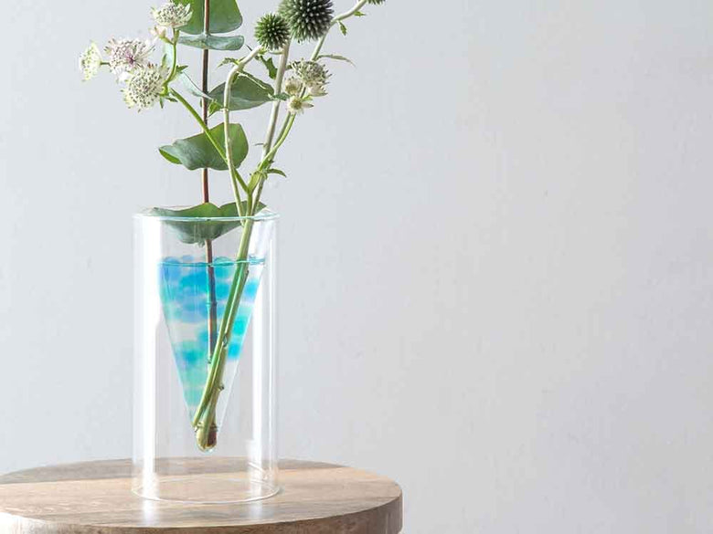 POSH LIVINGポッシュリビング製ガラスフロートベース、φ8×H15cmの花瓶に切り花が飾られたセンターピース