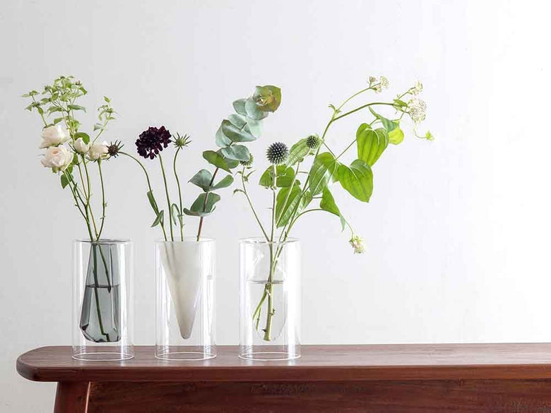 ポッシュリビングのガラス製フロートベースにアレンジされた人工花の花束