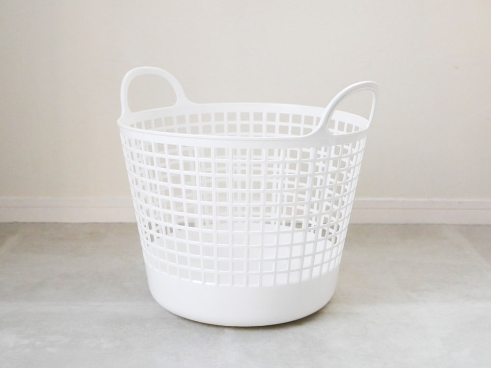 取っ手付きの2段ランドリーバスケット