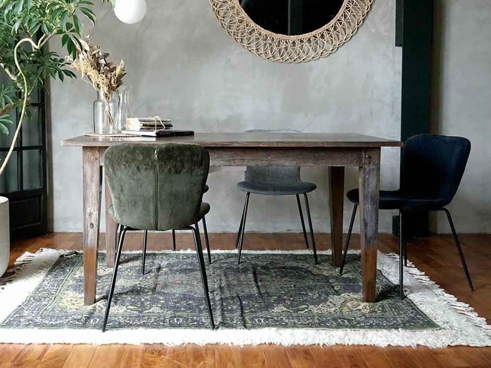 ダイニングルームに配置されたアデペシュのジップデザインチェア