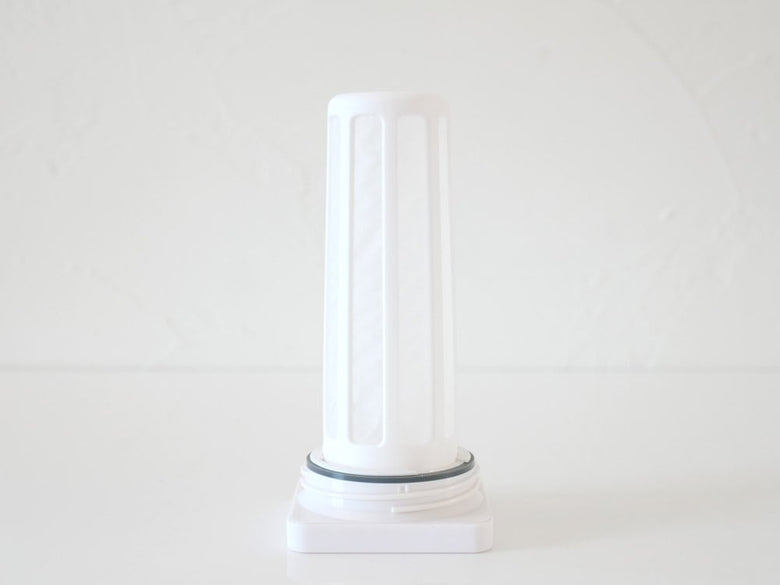 サラサデザイン製1.2リットルのプラスチック円筒形ウォータージャグ。水出しフィルター付きで、キッチンに便利な小型アプライアンス。