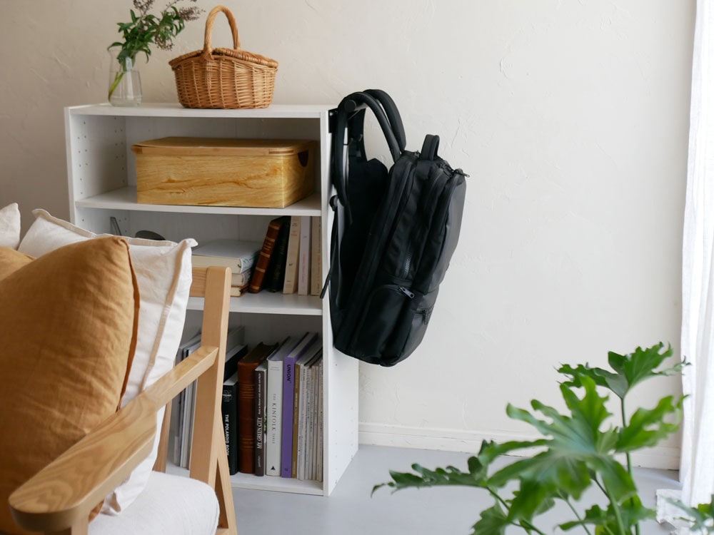 カラーボックス横に設置されたランドセル＆リュックハンガー