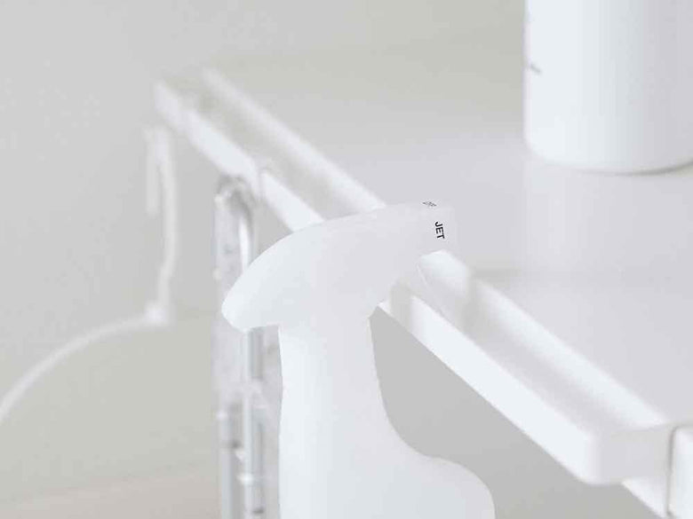 つっぱり棒に取り付けられた伸縮棚板とフック