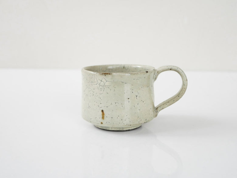 南窯/EDITIONSの手作り荒粉引マグカップ。天然素材のセラミックにシルバーとニッケルの装飾が施されたスタイリッシュなサーブウェア。