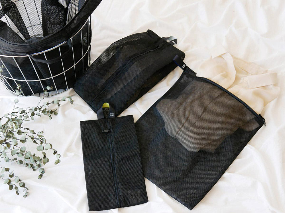 サラサデザインのワイドランドリーネット、ポリエステルとラテックス製のメッシュ素材で肩掛けストラップと複数ポケットが付いた洗濯用バッグ