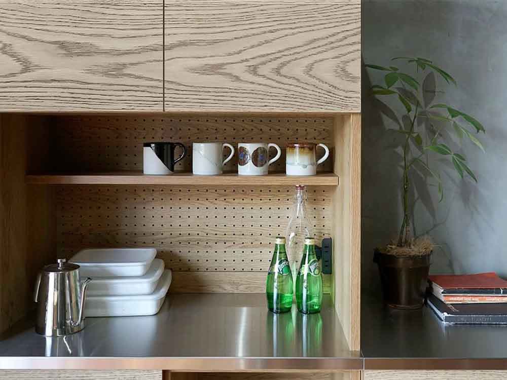アデペシュ製オーク突板キッチンボードと木製棚のインテリア