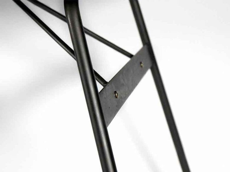 グレーのスチール脚ダイニングテーブル