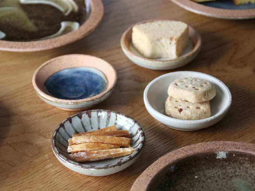 アデペシュのOTOHA豆皿、白色の手作り陶器プレート