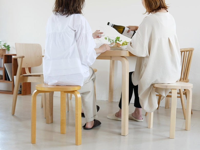 アルテック製スツール60、ハニーステイン仕上げのバーチ材木製チェアで、快適な座り心地と洗練されたデザインが特徴