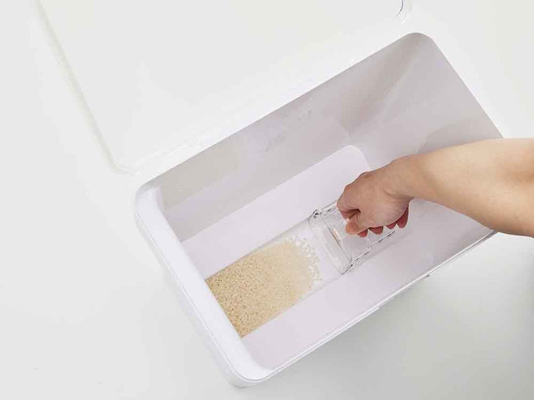 タワー密閉米びつと計量カップ付き