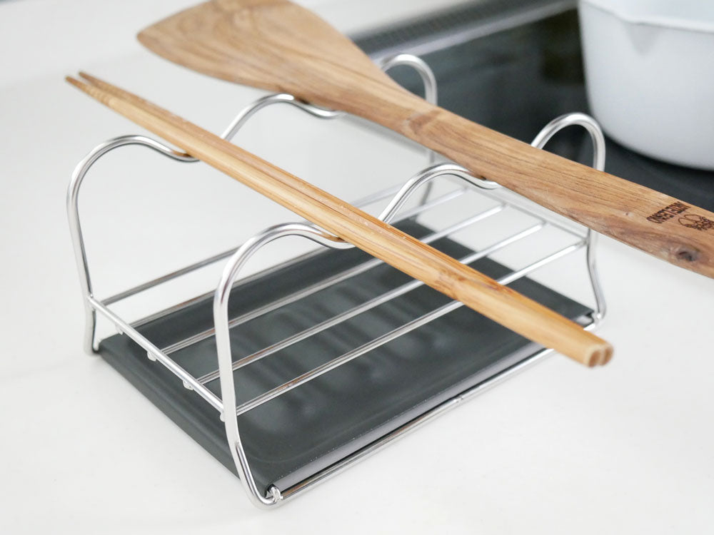 UtaUマルチスタンドに調理器具が整理されたキッチン用品