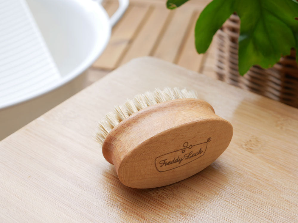 FREDDY LECKの豚毛とビーチウッド製ランドリーブラシ