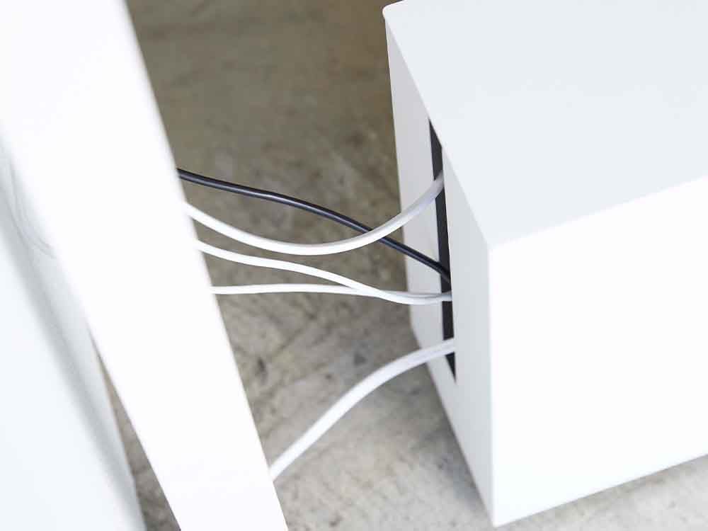 キャスター付きケーブル収納ラックが木製床に置かれています