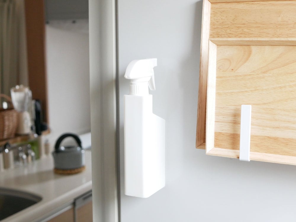 マグネットスプレーボトルが壁に取り付けられている