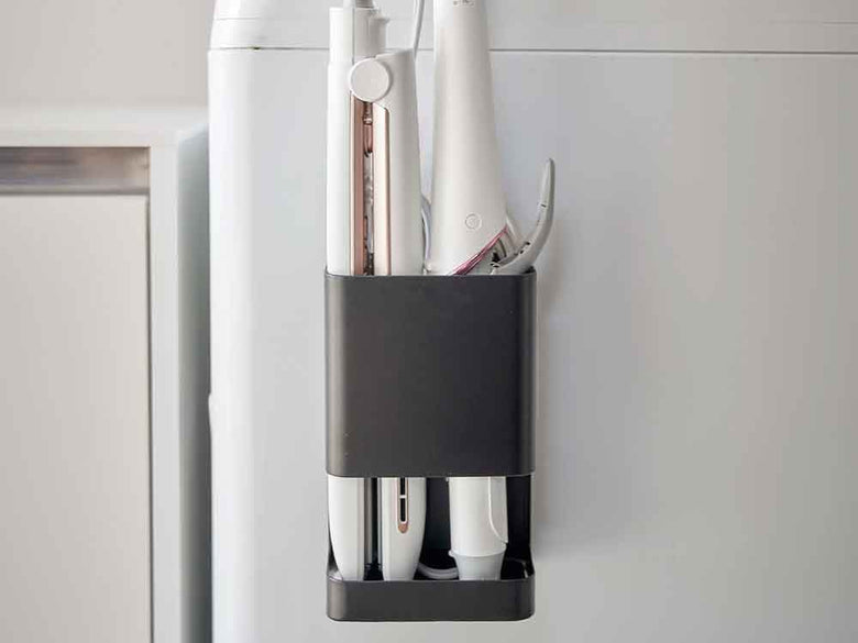 タワーのマグネット仕切り付きヘアアイロンホルダーが壁に設置されている