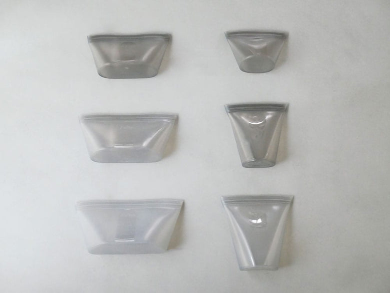 ジップトップ製の透明な三角形プラスチックディッシュ、銀色アクセント付きサーブウェア