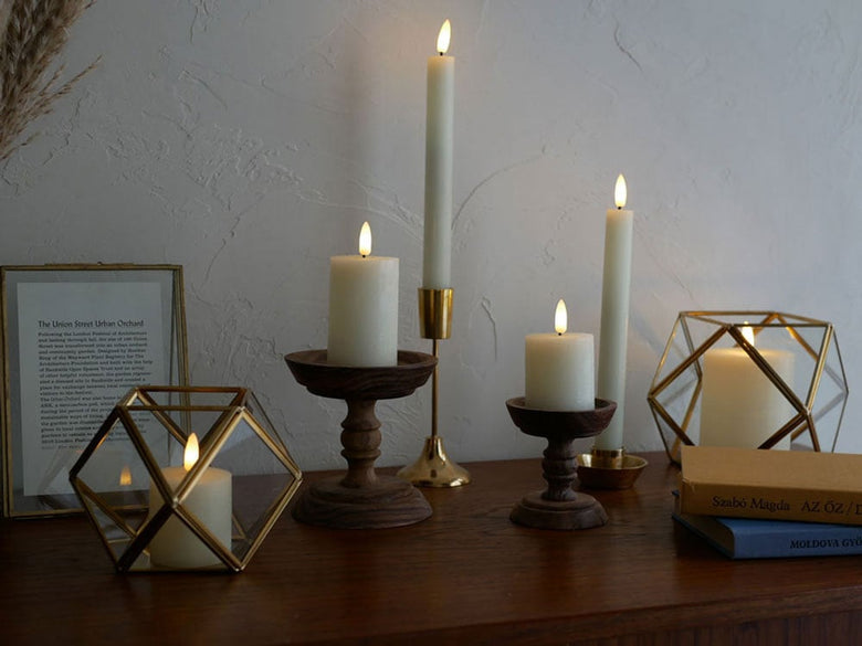 Horn Please MADEの真鍮フレームとガラスケースを使用したキャンドルホルダーに炎のキャンドルが灯されたデザイン