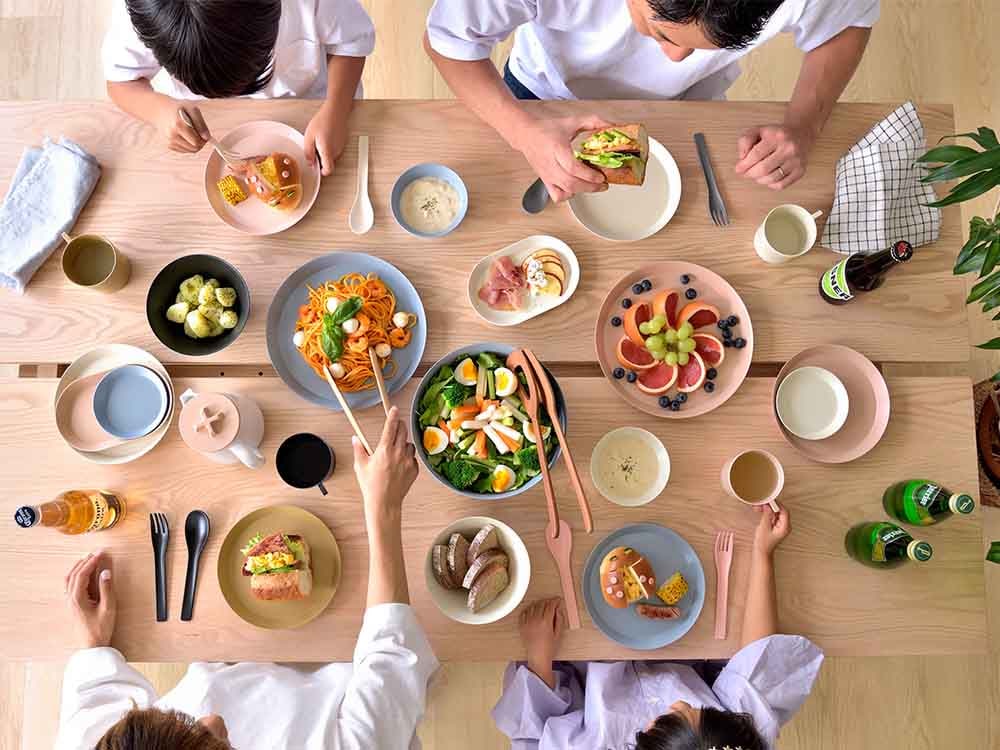 サラダと野菜が盛られたオーバルプレート
