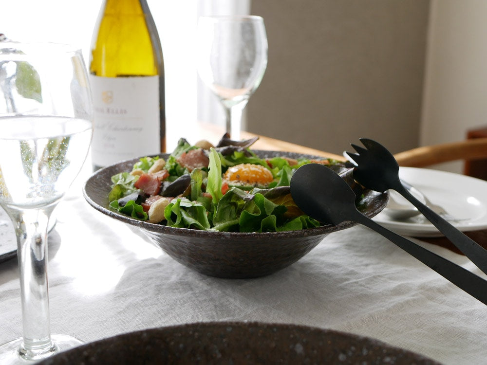 THE HARVEST信楽焼リムボウルに果物とワイングラスが並ぶテーブル