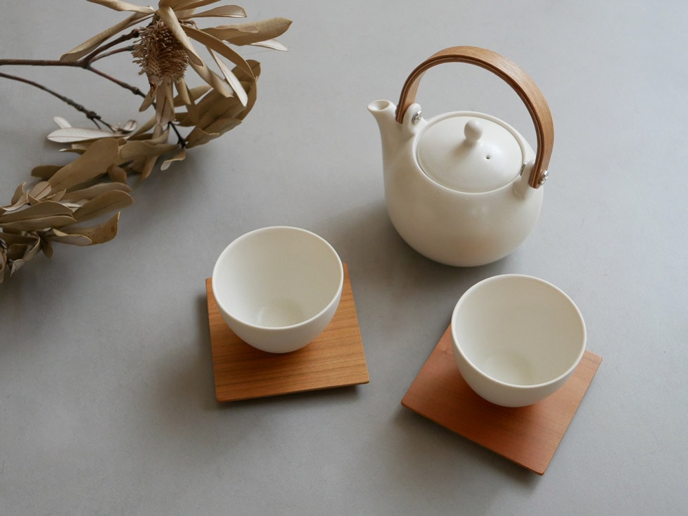白磁と木製持ち手の急須