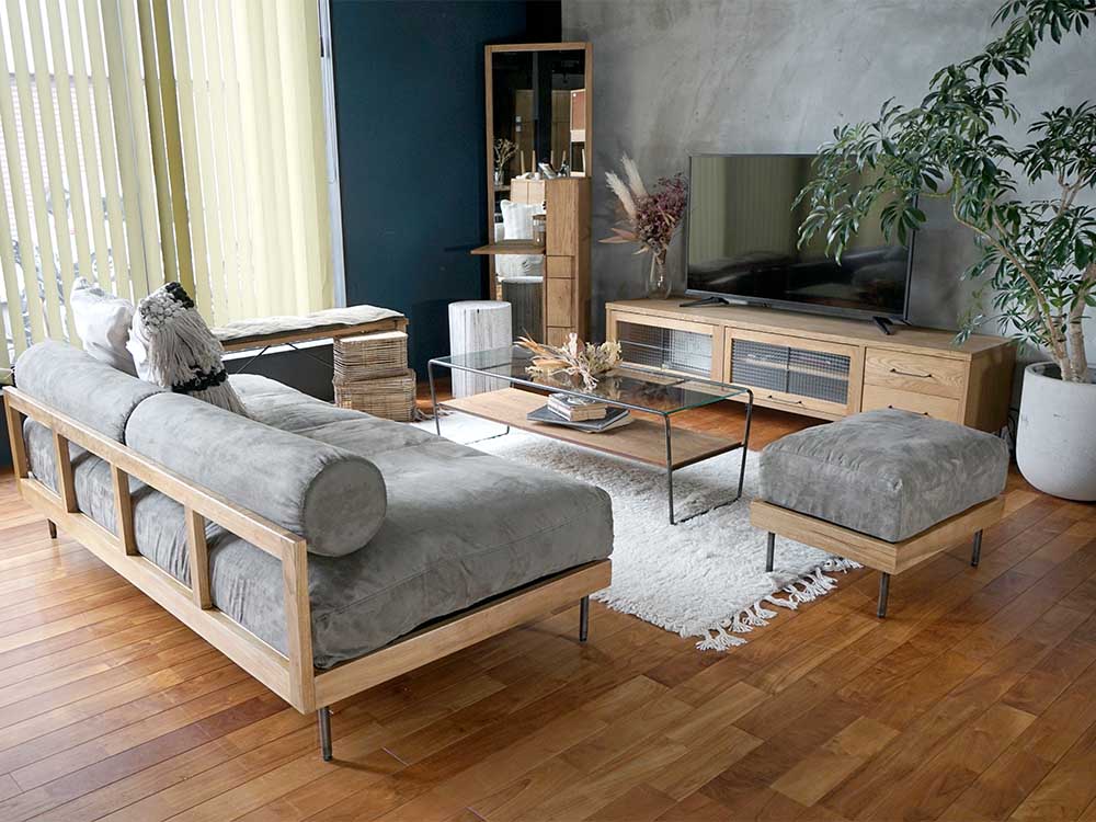 リビングに配置されたadepecheのfathオットマン