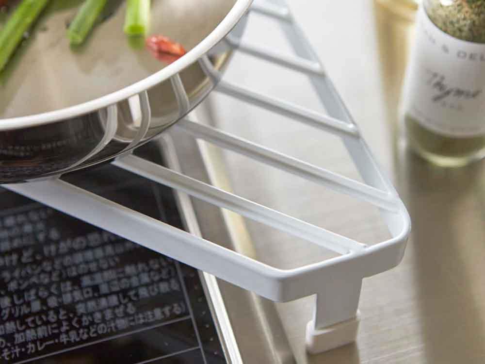 YAMAZAKI/towerのプラスチック製コンロコーナーラックに調理器具や食器が整然と配置されているキッチンの様子