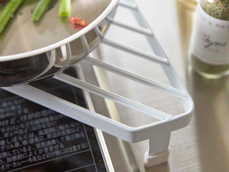 YAMAZAKI/towerのプラスチック製コンロコーナーラックに調理器具や食器が整然と配置されているキッチンの様子