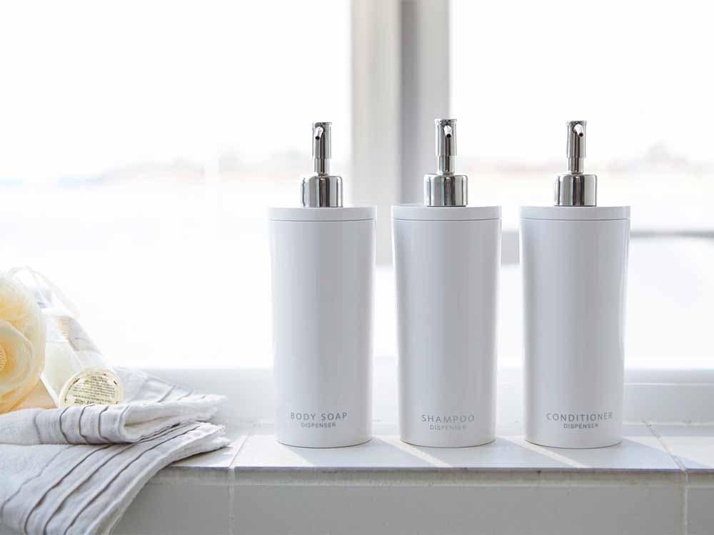 YAMAZAKI/toscaのツーウェイディスペンサー ラウンド。ABS樹脂製の500mlボトルにステンレスポンプが付いたプラスチック製ソープディスペンサー。