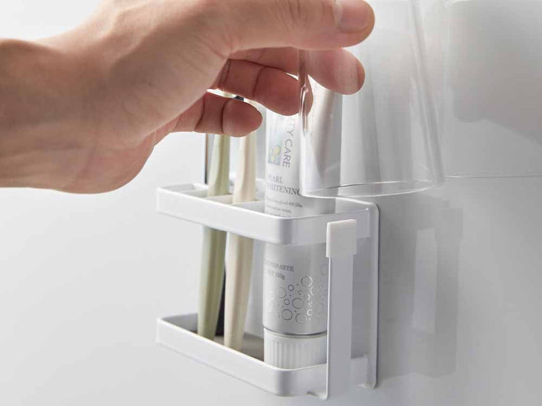 タワーのマグネット式歯ブラシスタンド