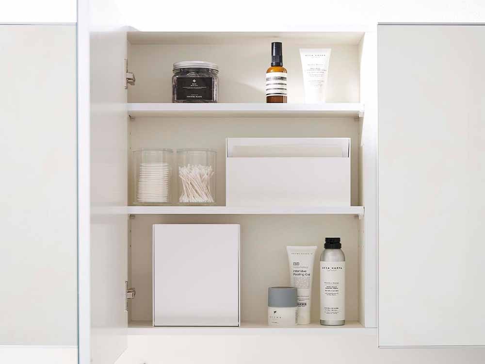 浴室の収納棚に設置されたYAMAZAKIタワーのウォールペーパーホルダー