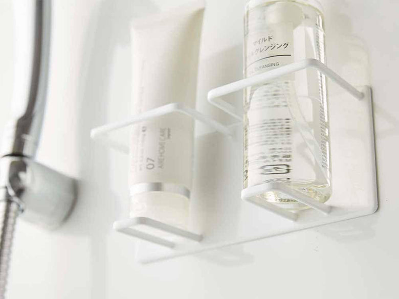 マグネット式ボトルホルダーにボトルが掛けられている様子