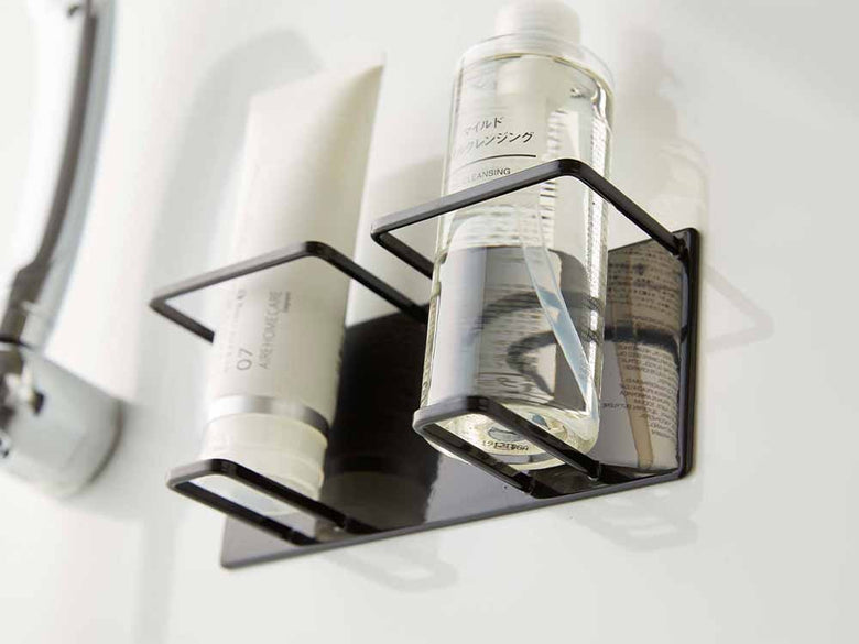 マグネットバスルームチューブ＆ボトルホルダーが棚に設置されている