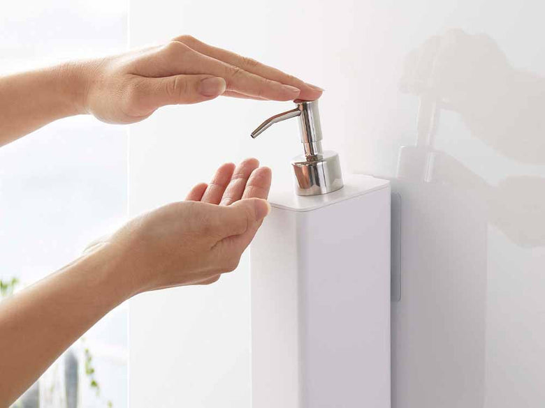 towerブランドのフィルムフック付きソープディスペンサー