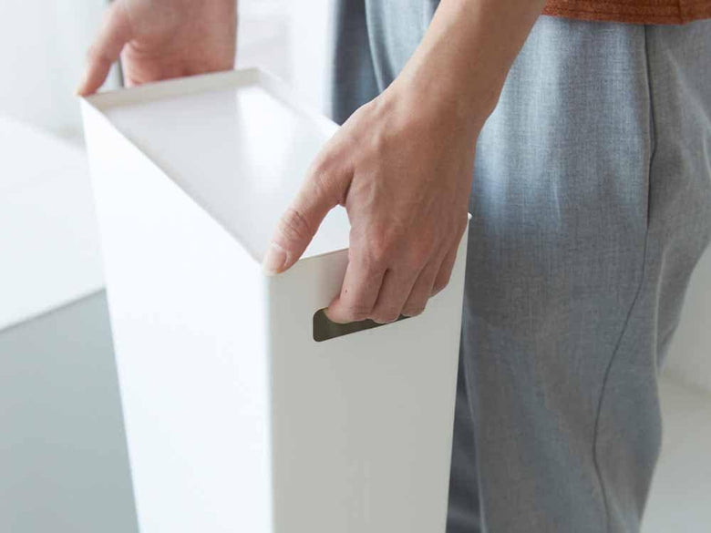 YAMAZAKI/towerのスチール製トイレットペーパーストッカー、モダンなデザインで8ロール収納可能な家庭用収納用品