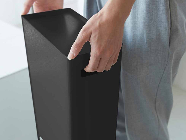 YAMAZAKI/towerのスチール製タワー型トイレットペーパーストッカー、8ロール収納可能