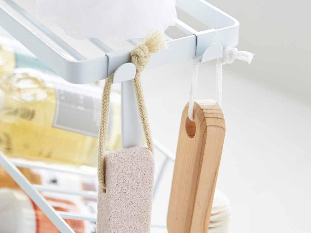 YAMAZAKI/toscaのタワー型バスボトルラック。スチール製で高さ44cm、ベビールーム向けに衣類や洗濯用品を整理できる2段式の収納ラック。