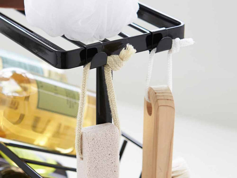 YAMAZAKI/tosca製タワー型バスボトルラック。スチール素材で高さ44cm、フック2つとクッション4つ付き。家庭用洗濯用品の整理に最適な収納ラック。