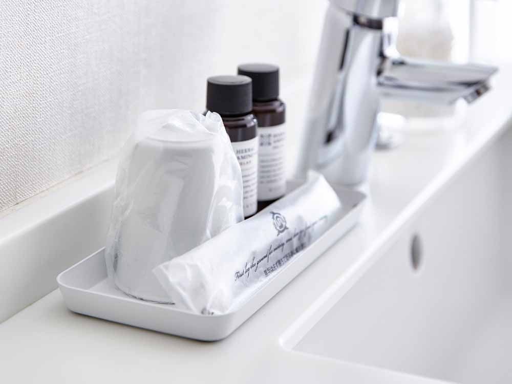 銀色のYAMAZAKIタワーメタルトレーがシンクに置かれている