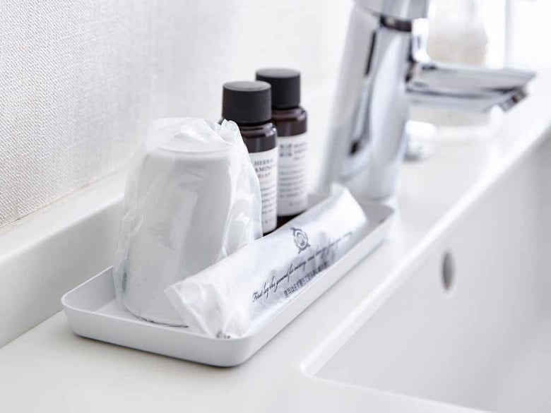 銀色のYAMAZAKIタワーメタルトレーがシンクに置かれている