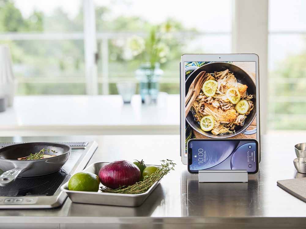 YAMAZAKIタワータブレットスタンドに6台のタブレットが収納