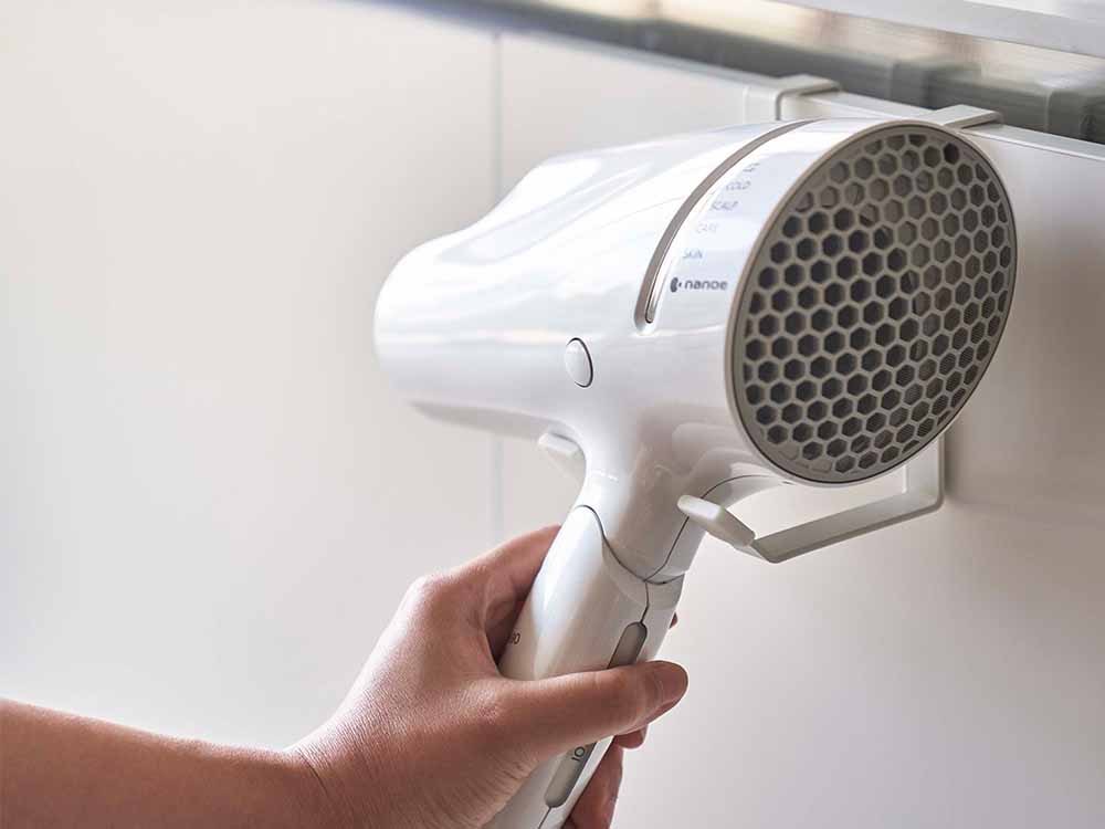 YAMAZAKIタワーのドライヤーハンガーにヘアドライヤーが掛かっている