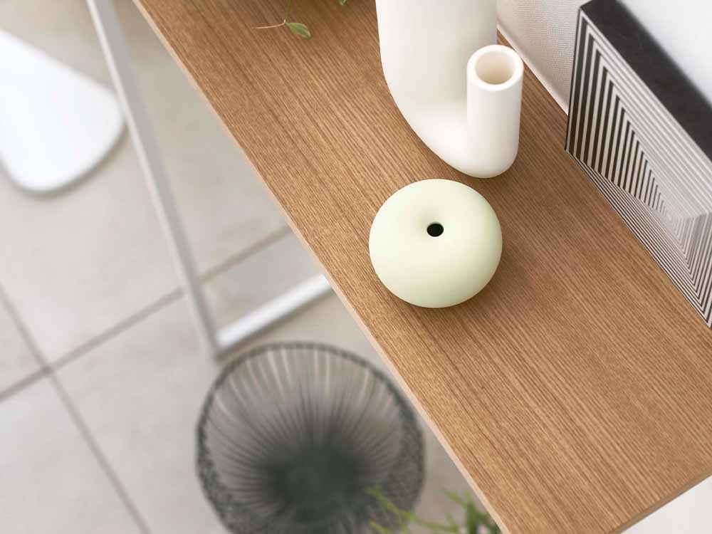 YAMAZAKIの木製コンソールテーブルと観葉植物