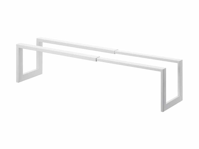 YAMAZAKI/LINEの伸縮シューズラック1段。スチール製で幅38～70cmまで調整可能なシューズ収納ラック。約4～6足のシューズと6～8足のヒールを収納できます。