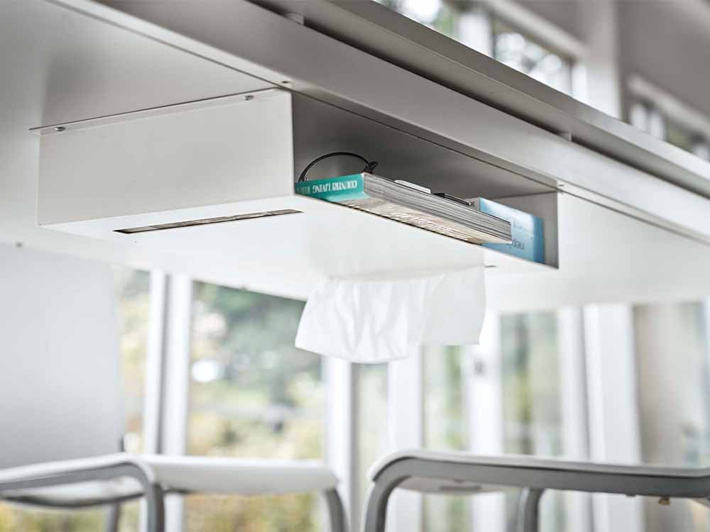 スチール製シルバーのガラス棚付きテーブル下収納ラック