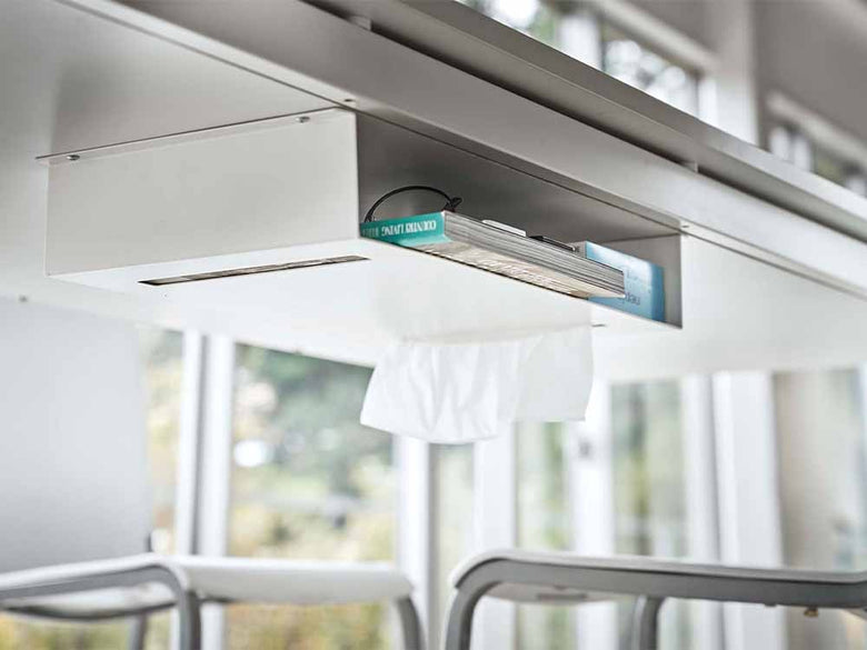 スチール製シルバーのガラス棚付きテーブル下収納ラック