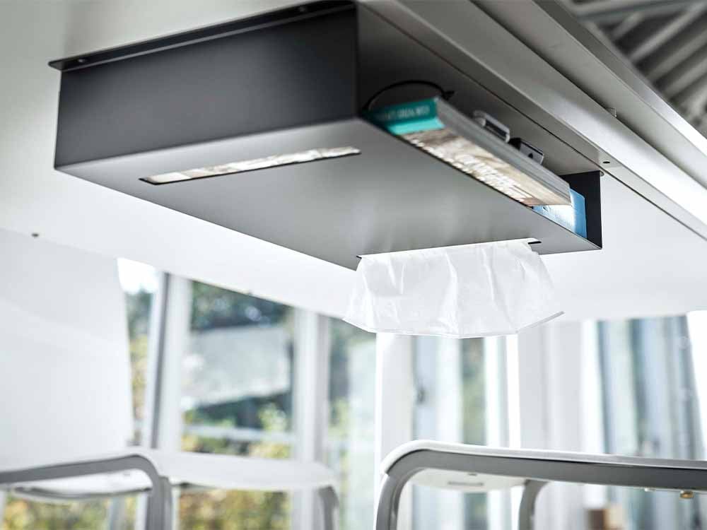 テーブル下に置かれた銀色スチール製収納ラック