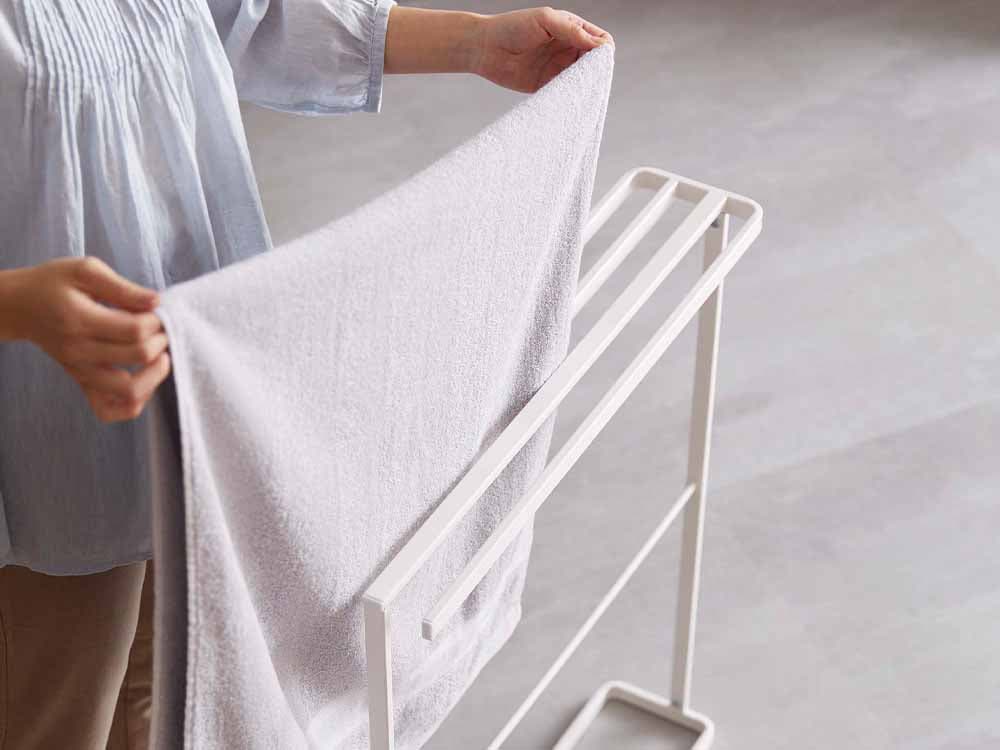 横から掛けるスリムなバスタオルハンガー