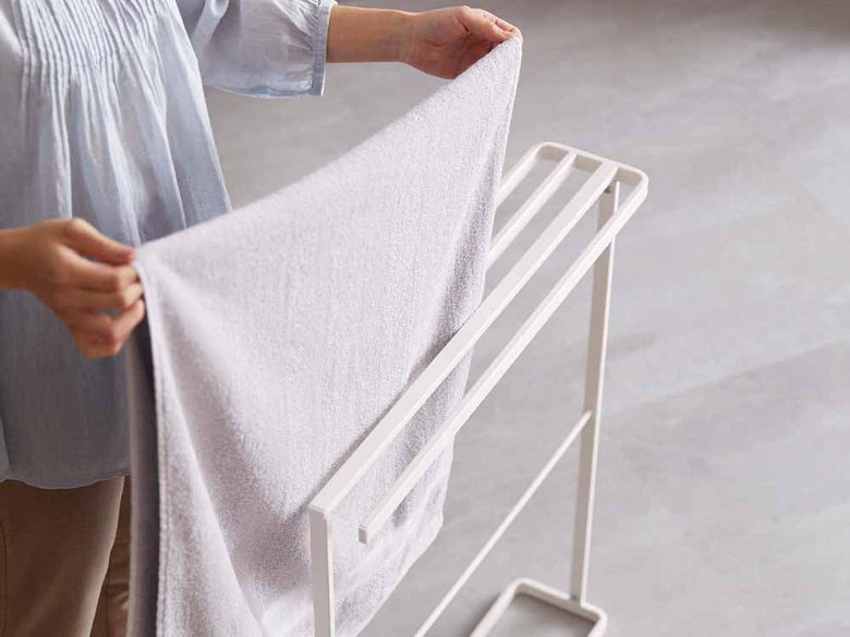 横から掛けるスリムなバスタオルハンガー
