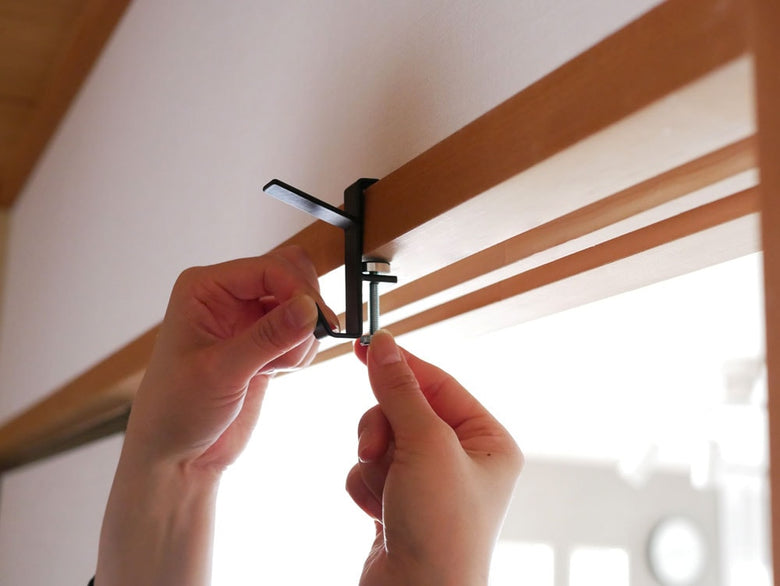 スチール製室内物干しフック2個組を木背景に設置